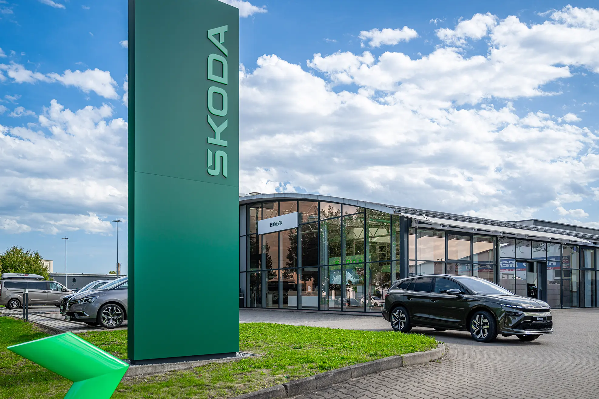 zu sehen ist die Außenansicht des Autohauses Rüdiger