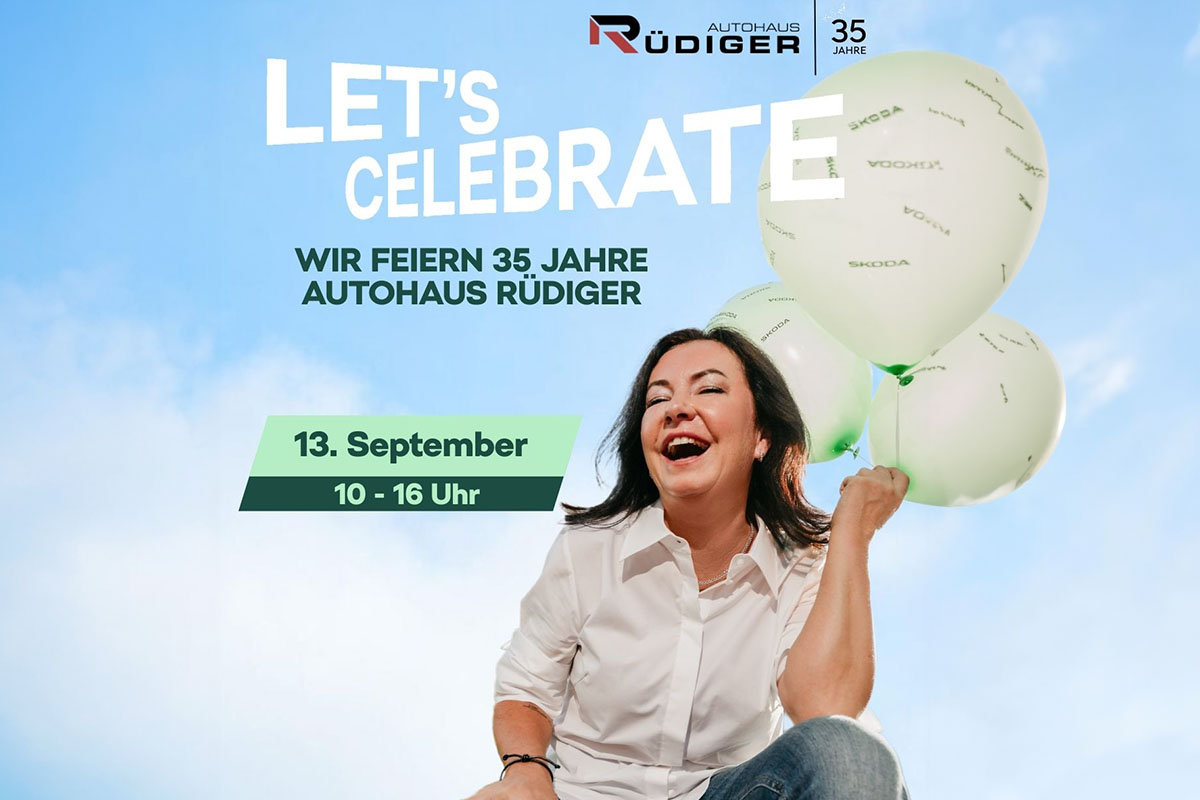 Simone Rüdiger kniet lachend mit Luftballons in der Hand