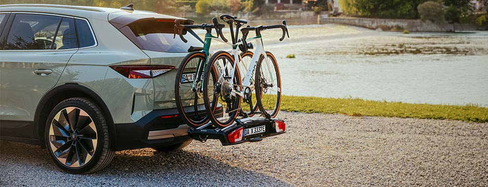 Skoda von hinten mit zwei Fahrrädern