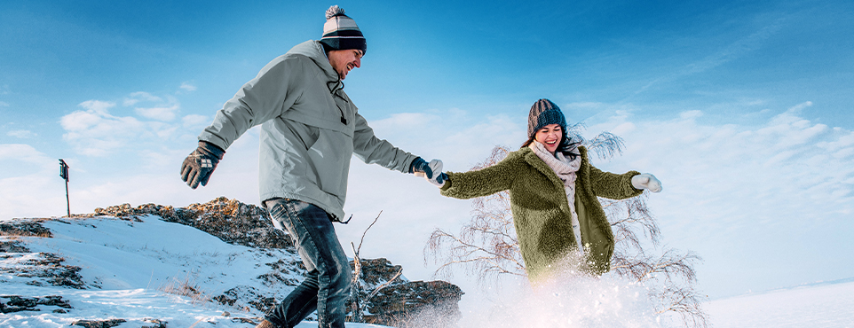 ein Mann und eine Frau liegen im Schnee