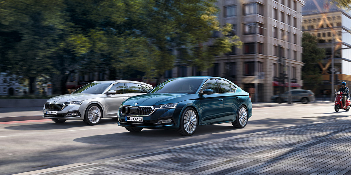 zu sehen: 2 Skoda die auf der Straße fahren