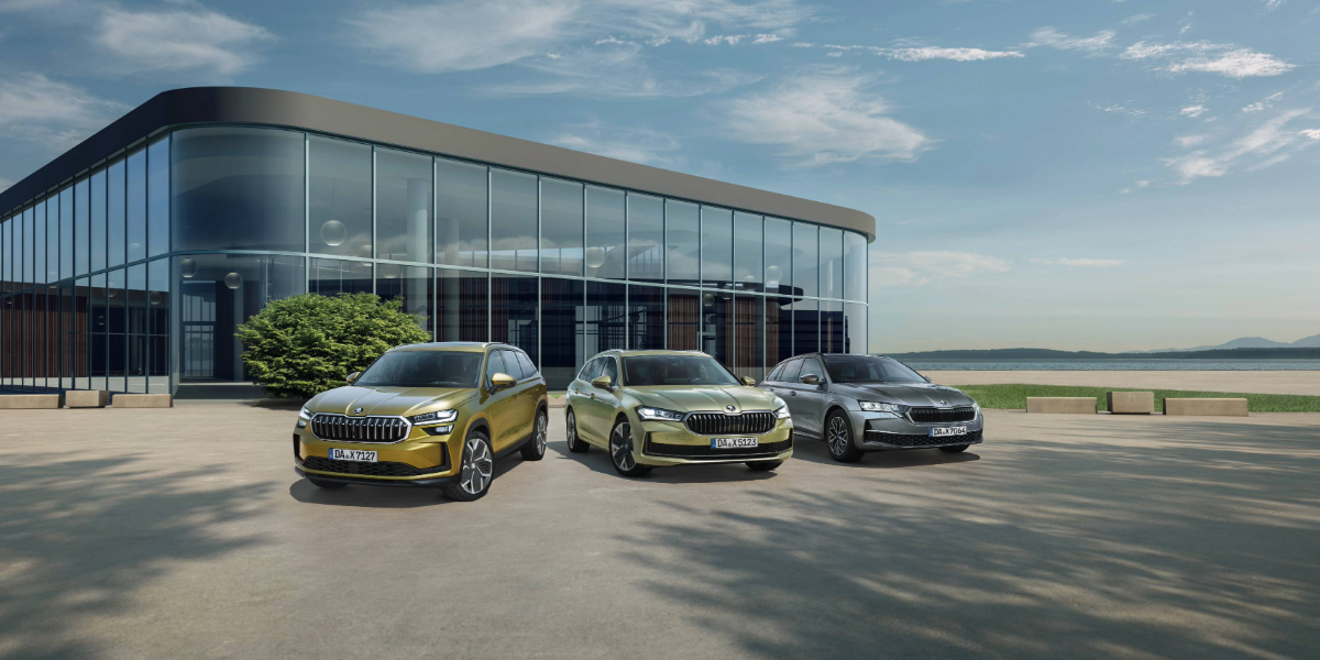 zu sehen sind 3 Skoda Modelle vor einem Gebäude