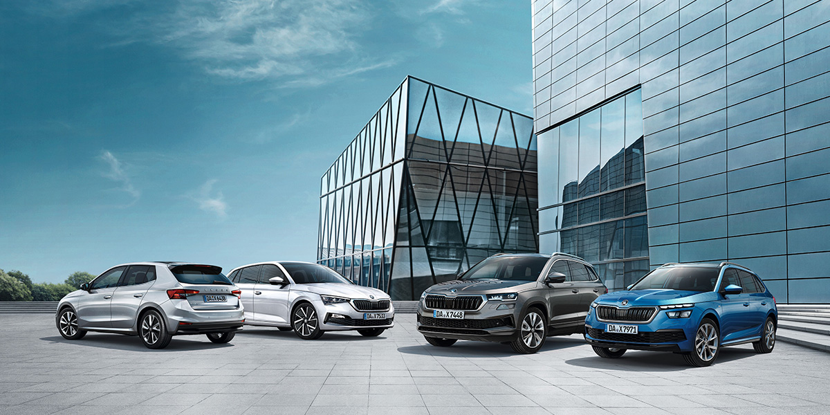 zu sehen sind 4 verschiedene Skoda Modelle vor einem Gebäude