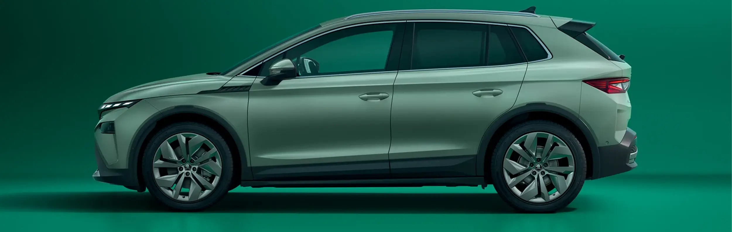 zu sehen ist ein grüner Skoda Elroq von der Seite
