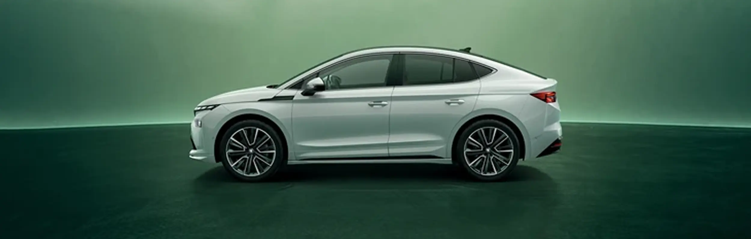 zu sehen ist ein grüner Enyaq Coupe von der Seite