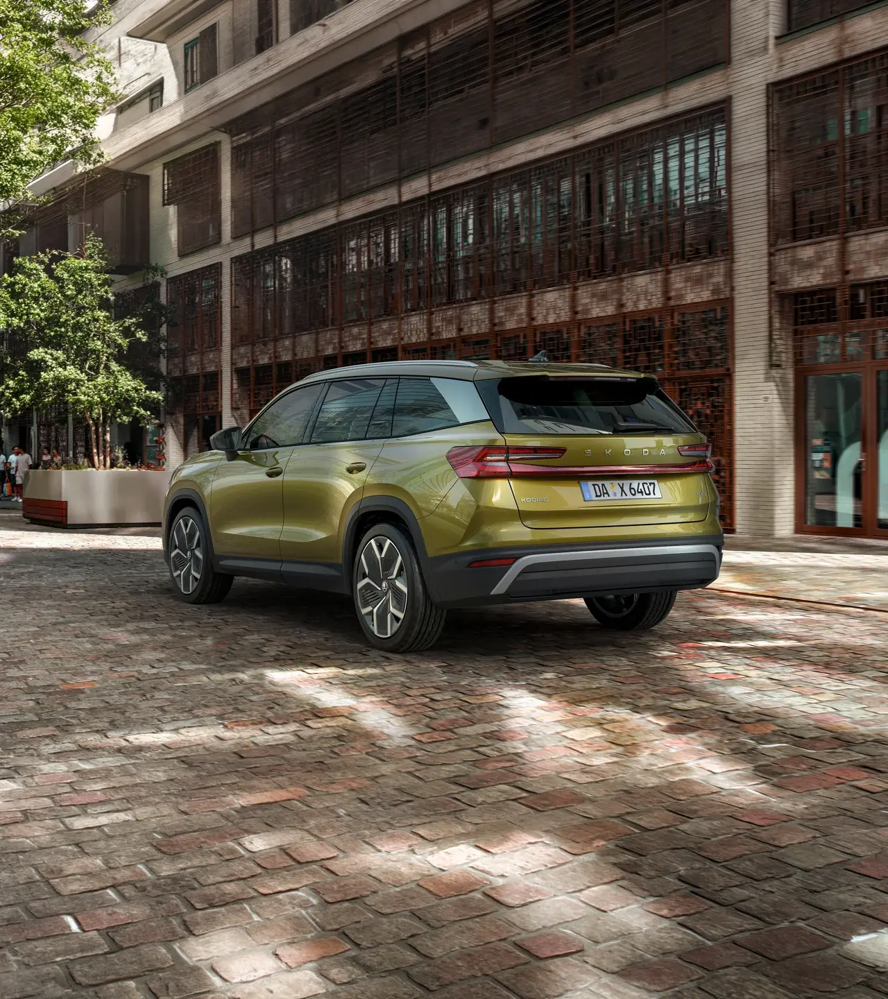 gelber Kodiaq von hinten