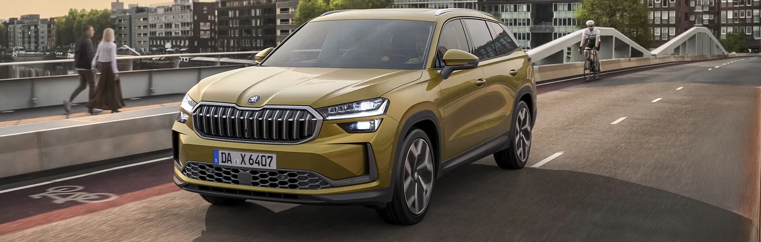 zu sehen ist ein gelber Kodiaq auf der Straße 