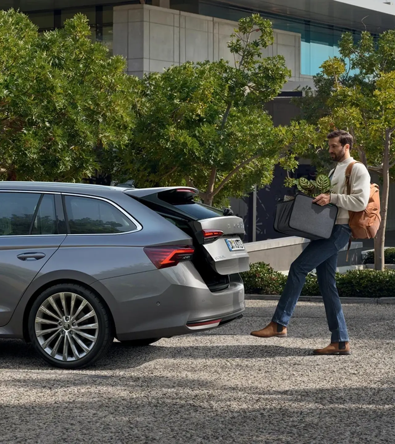Octavia Kofferraum wird von einem Mann geöffnet