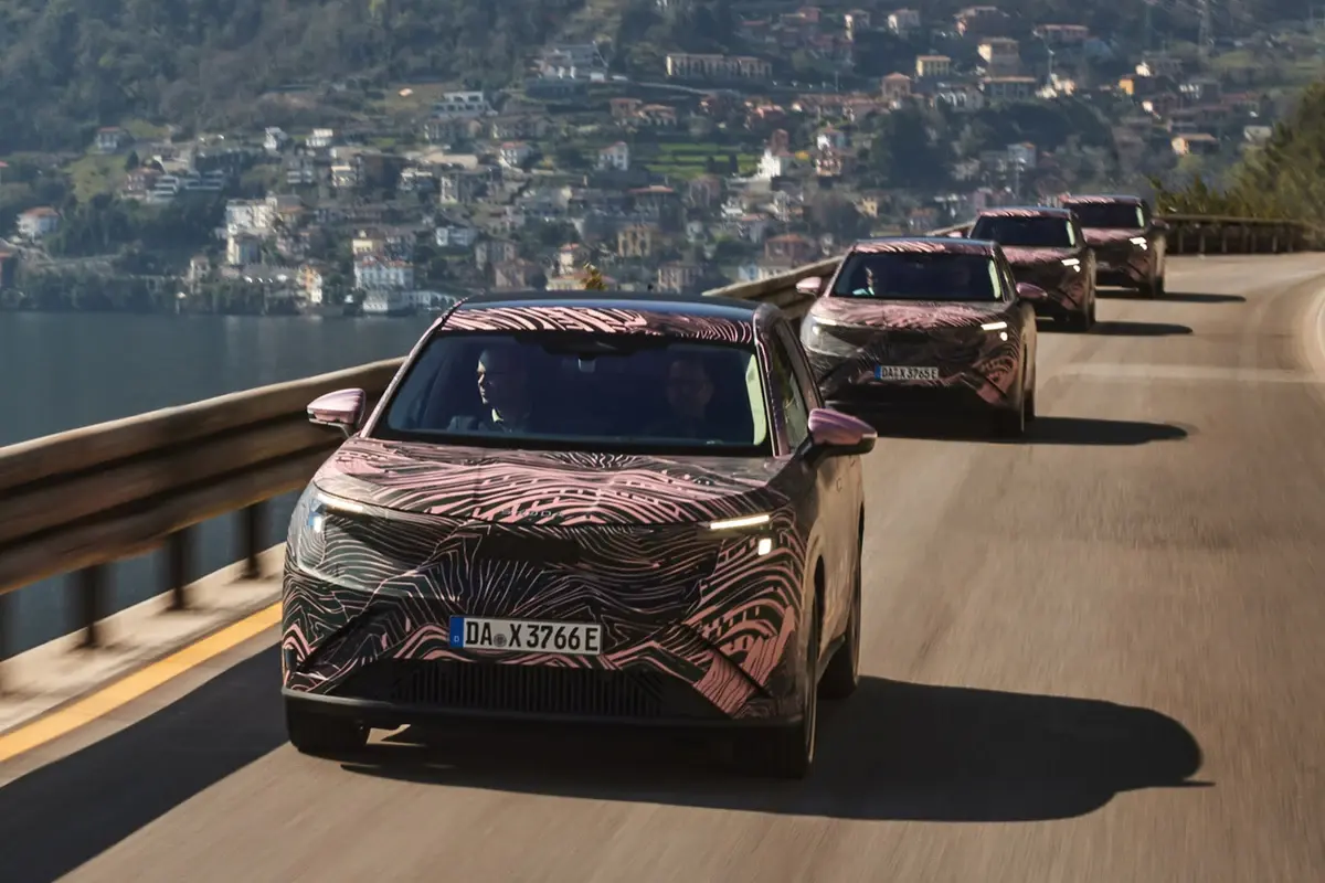 Bild zeigt drei Skoda Peaq von vorne während der Fahrt
