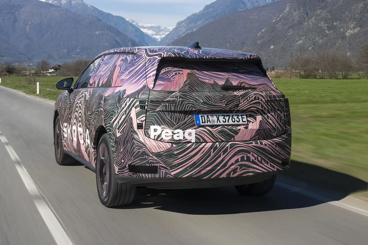 Bild zeigt den Skoda Peaq von hinten während der Fahrt