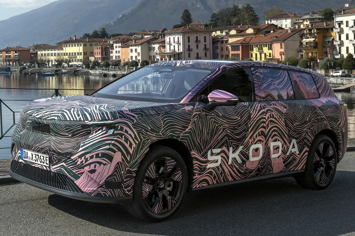 Bild zeigt den Skoda Peaq von vorne während der Fahrt