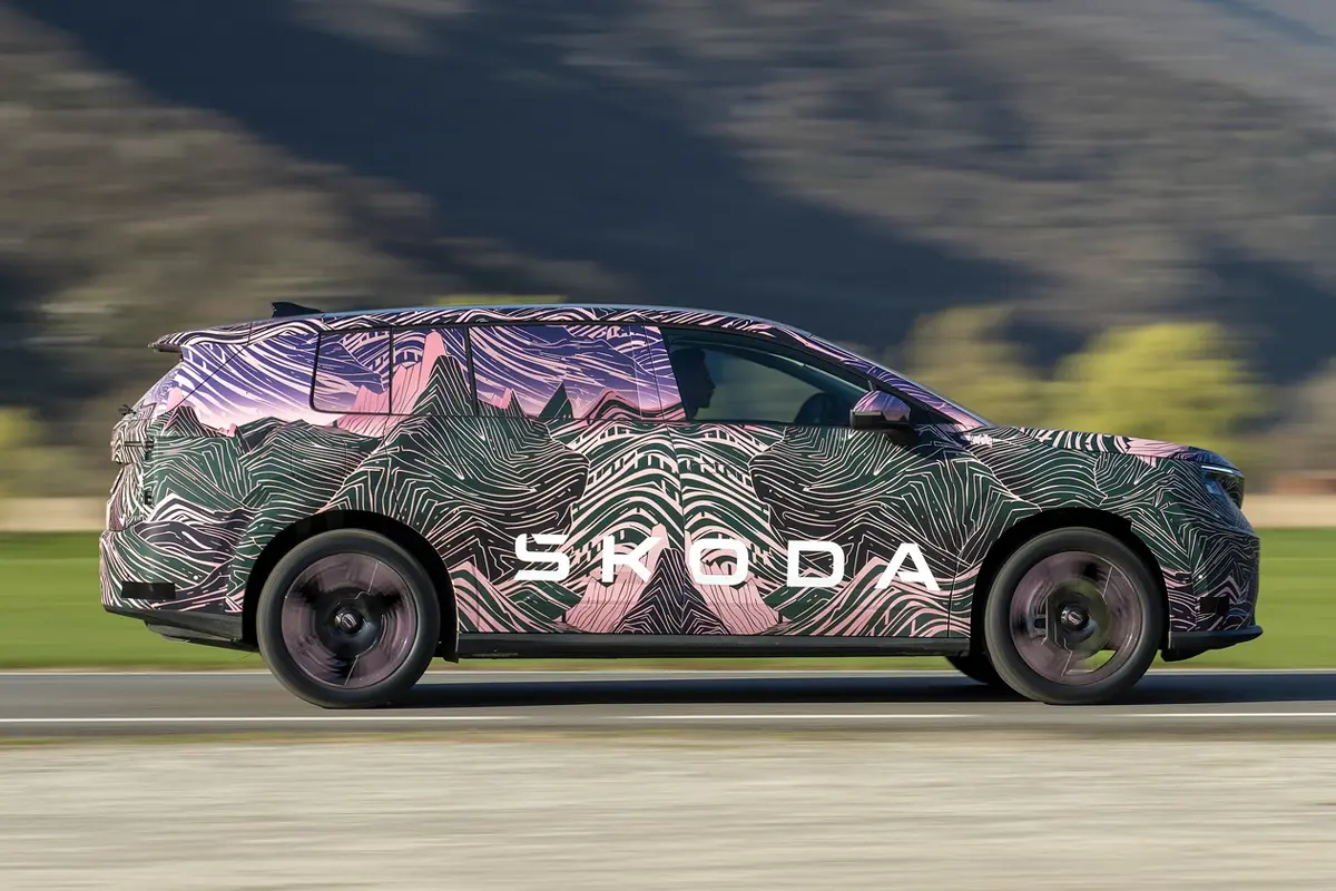 Bild zeigt den Skoda Peaq von der Seite während der Fahrt