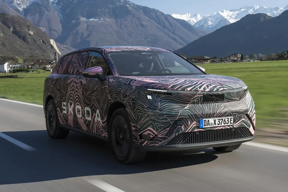 Bild zeigt den Skoda Peaq von vorne während der Fahrt