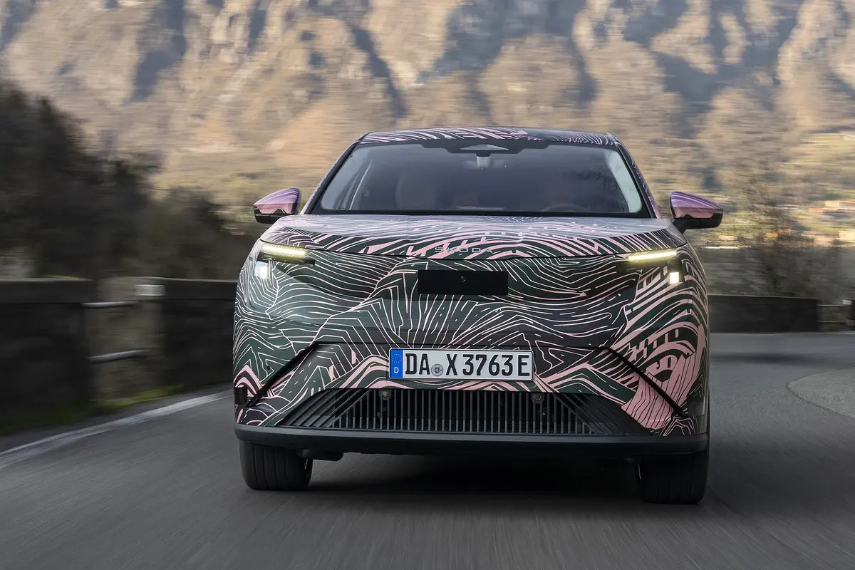 Bild zeigt den Skoda Peaq von vorne während der Fahrt