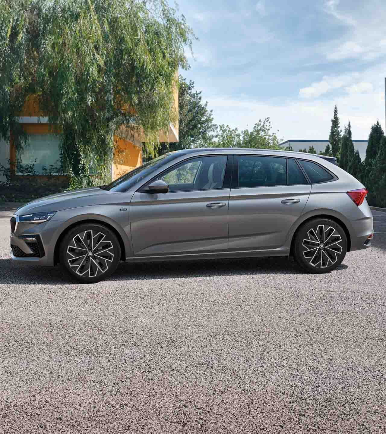 grauer Skoda Scala von der Seite