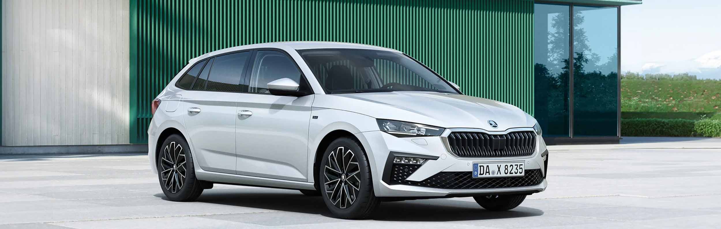 zu sehen ist ein weißer Škoda Scala 