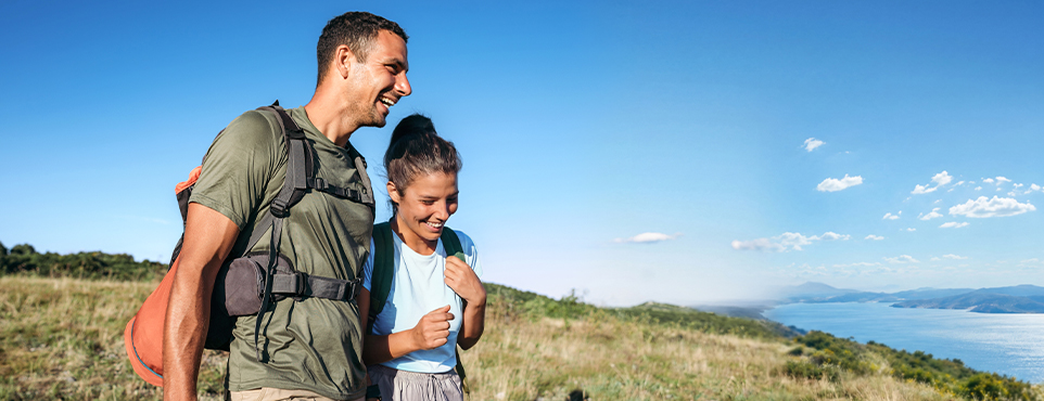 ein Mann und eine Frau wandern